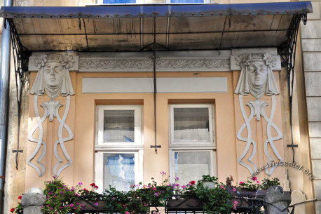 Vul. Kravchuka, 6. 2nd floor windows and mascarons on the sides