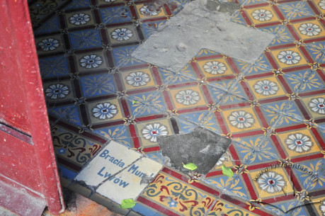 Vul. Kravchuka, 6. Floor tiles in the entryway