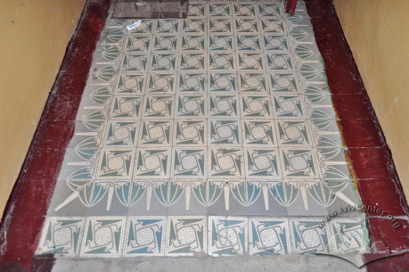 Vul. Kravchuka, 8. Floor tiles in the entryway