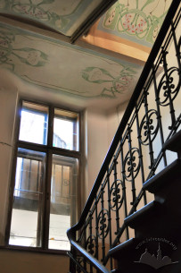 Vul. Kravchuka, 8. The main staircase with visible Secessionist polychromy