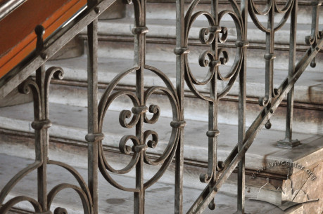 Vul. Kravchuka, 8. Stairs balustrade