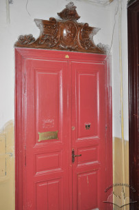 Vul. Kravchuka, 8. Authentic doors to an apartment