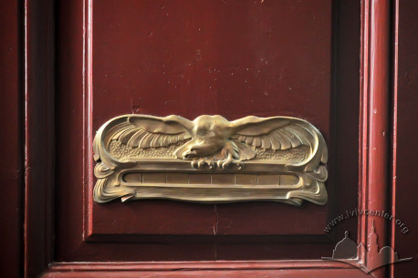 Vul. Kravchuka, 8. Authentic mail slot
