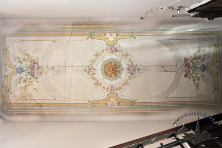 Vul. Kravchuka, 8. Polychromy on the ceiling above the staircase