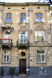 Vul. Kravchuka, 8. Part of the facade with the main entrance