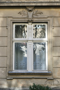 Vul. Kravchuka, 8. A ground floor window with authentic Historicist style woodwork