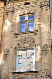 Vul. Kravchuka, 8. 2nd and 3rd floor lateral windows