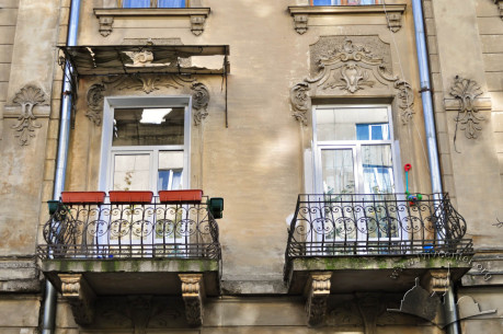 Vul. Kravchuka, 8. 2nd floor balconies