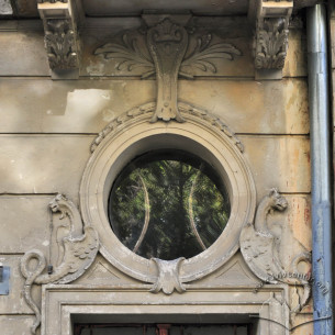 Vul. Kravchuka, 8. Lunette window above the entrance