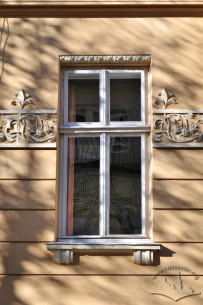 Вул. Кравчука, 14. Вікно 1-го поверху з автентичною столяркою.
