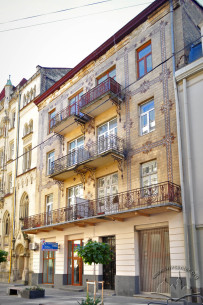 Vul. Kurbasa, 5. The building's principal facade