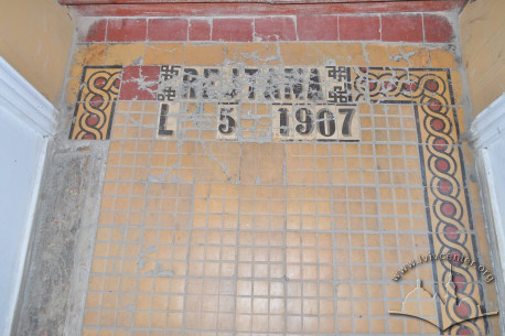 Vul. Kurbasa, 5. Floor tiles in the entryway, the old adress and construction year are marked