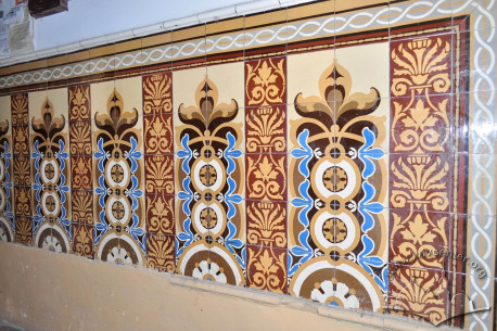 Vul. Kurbasa, 5. Ceramic panels on the walls of the entryway with Arabesque ornaments