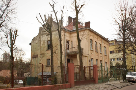 Вул. Котляревського, 49. Загальний вигляд будинку з північного боку