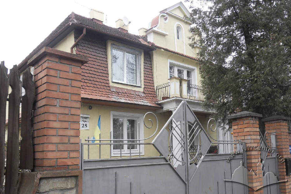 Вул. Панаса Мирного, 25 – житловий будинок
