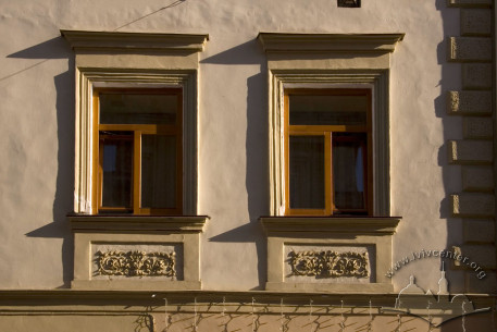 Vul. Staroyevreiska, 10. The 2nd floor windows