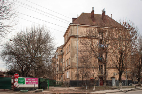 Vul. Donetska, 1. The apartment house, on its left – the entrance gate to the former City cleaning plant territory