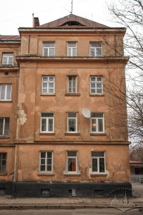 Vul. Donetska, 1. Side avant-corps on the main facade