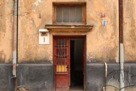 Vul. Donetska, 1. One of the entrances – in the center of the main facade