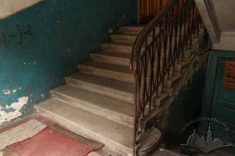 Vul. Donetska, 1. Central staircase