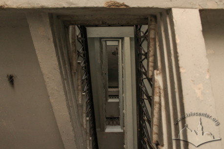 Vul. Donetska, 1. Central staircase