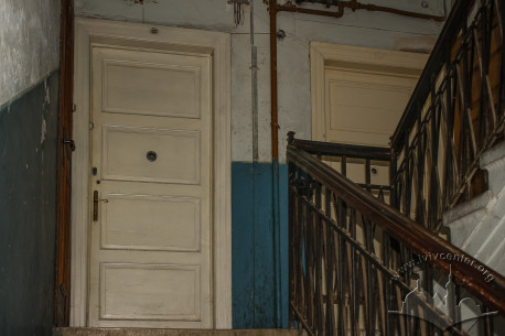 Vul. Donetska, 1. Authentic apartment doors