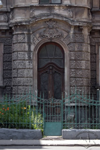 Вул. Тершаковців, 4. Центральний вхід до будинку