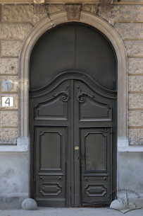 Вул. Тершаковців, 4. Бічна брама