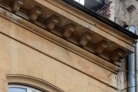 Вул. Кривоноса, 33. Фрагмент вінцевого карнизу