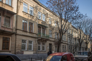 Вул. Опільського, 4 – житловий будинок