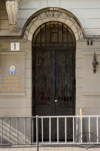 Vul. Vynnychenka, 1. Entrance door made during the 1911 reconstruction. The entrance was located to the right of the contemporary one