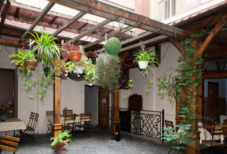 Vul. Vynnychenka, 1. Townhouse’s courtyard with the "Na rozi" cafe terrace