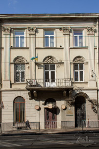 Vul. Vynnychenka, 1. Central avant-corps of the main façade