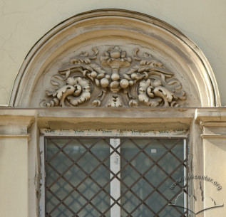 Vul. Vynnychenka, 1. Original Classicist tympanum above the second floor window
