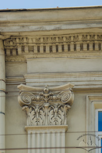 Vul. Vynnychenka, 1. Neoclassicist decoration detail