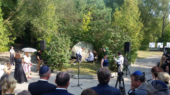 Урочистості вшанування пам'яті жертв Янівського табору біля пам'ятного знаку в урочищі Піски за участі міської влади, дипломатів, представників сучасної єврейської общини Львова та колишньої ув'язненої табору Яніни Гешелес і її родини, 2 вересня 2018 року