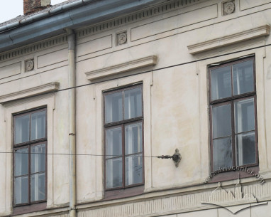 Вул. Личаківська, 37. Вікна 2 поверху