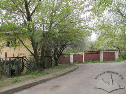 Вул. Личаківська, 37. Гаражі колишнього військкоммату