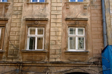 Vul. Staroyevreiska, 26. Windows on the 2nd floor