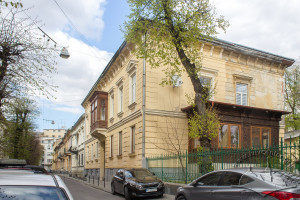 Vul. Romanchuka, 15 – residential building