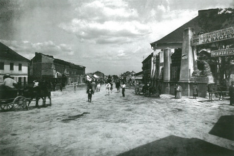 Vul. Khmelnytskoho, then Żółkiewska, in 1894. Baczewski factory is featured on the right, Kronik's factory building are seen in the background. There is no tower or neogothic design yet.