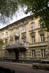 Vul. Klionovycha, 4. The principal facade, a view from the south