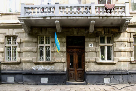 Vul. Klionovycha, 4. Part of the facade containing the main entrance