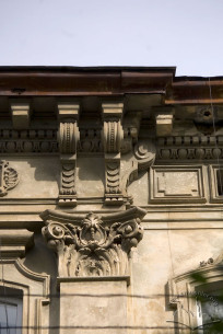 Vul. Klionovycha, 4. Pilaster's capital and the entablature