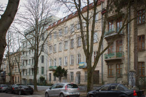 Вул. Коновальця, 23 – житловий будинок