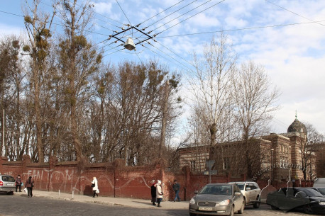 Former Jewish hospital and the fence that surrounds the former cemetery's territory. A view from the intersection of vul. Rappaporta and vul. Kleparivska