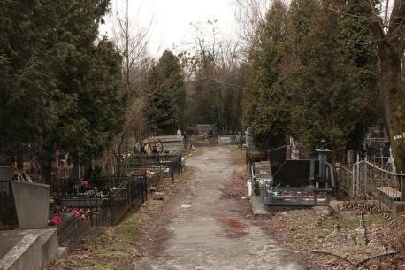 Descent from the Yanivskyi cemetery main alley down to the new Jewish cemetery