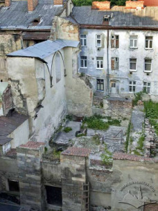 The synagogue ruins. A general view from the townhouse on vul. Fedorova, 27
