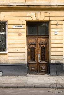 Vul. Klionovycha, 6. The main entrance