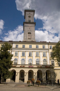 Pl. Rynok, 1. A view of the avant corps at the western facade.